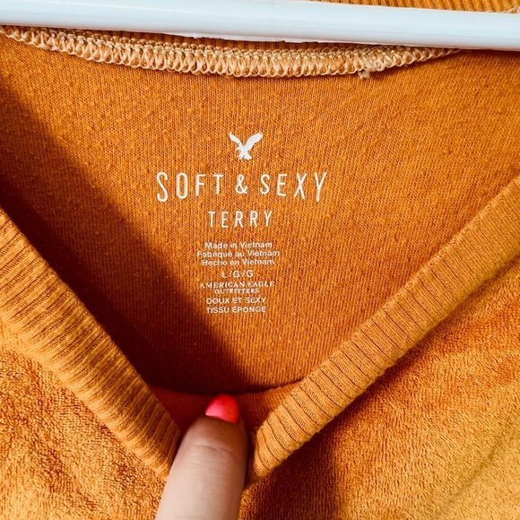 American Eagle terry crew neck. Mustard ombré. Relaxed fit. Size large. EUC - Picture 2 of 2